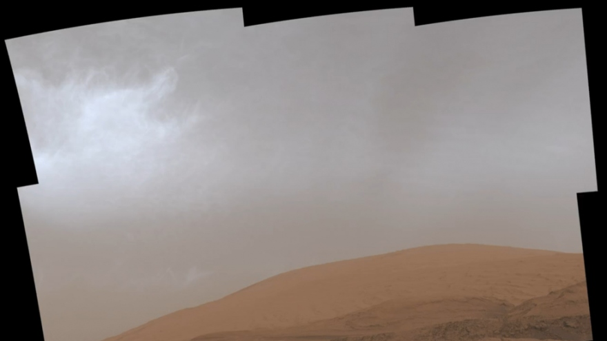 Tàu thăm dò Curiosity của NASA ghi lại cảnh tượng hiếm thấy trên bầu khí quyển sao Hỏa